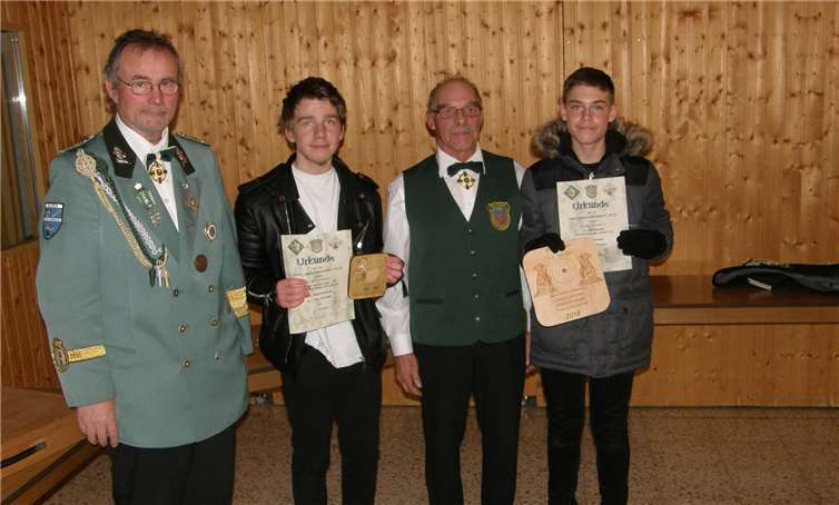 Hilmar Butz, Ben Berresheim, Brudermeister Hans Werner Schneider und Schülerscheibenprinz Tim Gasper mit der Ehrenscheibe. Privat