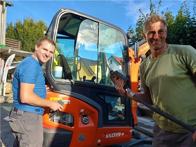Hilmar Ingwersen (r.) hilft, wo er kann. Hier bei der kontrollierten Kraftstoffverteilung.Foto: WITE