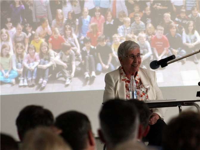 Hiltrud Schlitt war 1971 teil der Schulleitung und berichtet von den Anfängen des Bischöflichen Gymnasiums.  Foto: Bistum Trier/Julia Fröder