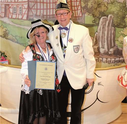 Hiltrud Sprenger wird vom RKK-Bezirksvorsitzenden, Erwin Rüddel, die RKK-Verdienstmedaille in Silber am Bande für besondere Verdienste im Karnevall verliehen. privat