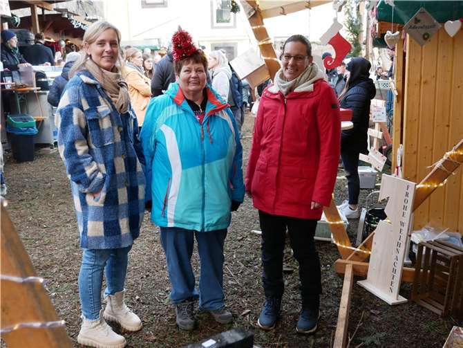 Hiltrud Surges (Mitte) engagiert sich mit einem großen Netzwerk an Ehrenamtlern seit Jahrzehnten für die Mendiger Bürger.