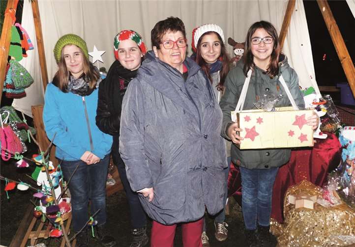 Hiltrud Surges, hier am Stand der KaMäJu, ist beim Feuerzauber in Pastursch´s Joarten einfach unentbehrlich.