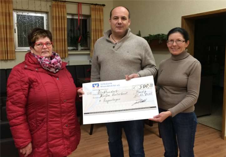 Hiltrud Surges (links) und Petra Wienpahl freuen sich über die großzügige Spende von Jürgen Mittler. privat