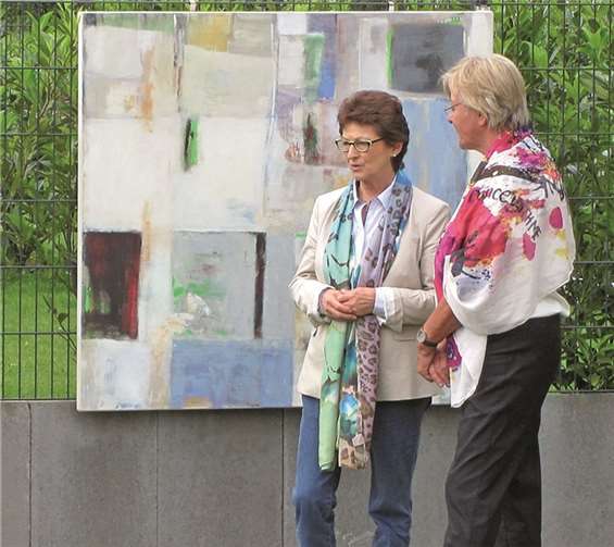 Hiltrud Westheide (r.) im Gespräch mit Bürgermeisterin Renate Offergeld. privat