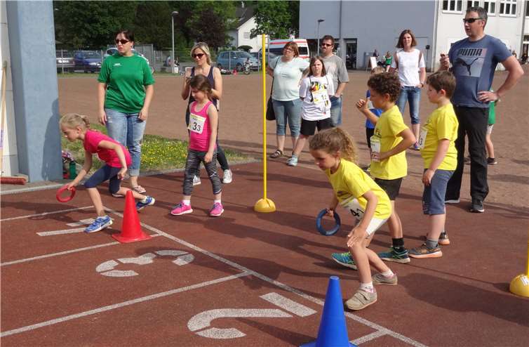 VfL-Teams sind Kreismeister in allen Wertungen Hindernis-Sprintstaffel war nur eine von vielen Disziplinen, die auf die Kinder warteten.