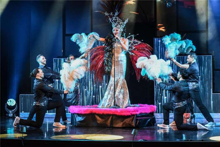 Hingucker im fantasievollem Kostüm: Chris Kolonko mit Ensemble.  Foto:Susanne Brill