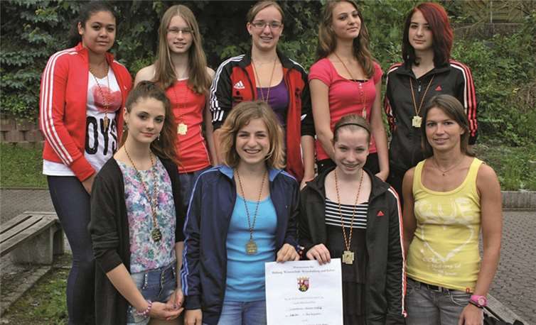 Hinten: Beatriz de Souza Alves, Jana Krämer, Elena Wey, Jasmin Steffek und Katja Breidbach; vorne: Larissa Schliwinski, Nele Kölsch, Diana Muster und Betreuerin Sandra Keller. Privat