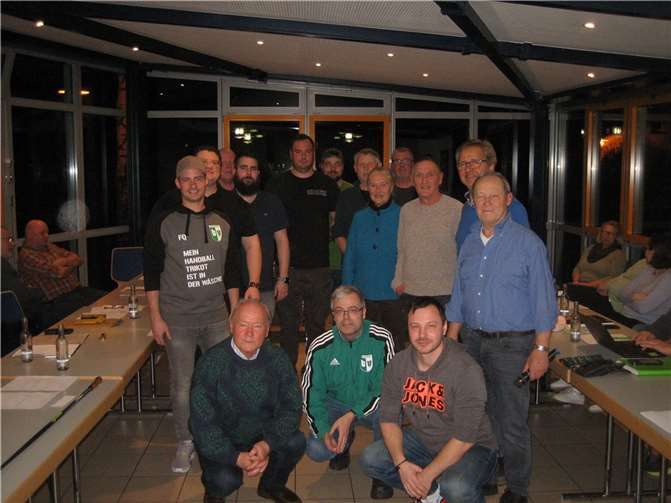 Ehrennadeln in Vielfalt: Auszeichnungen quer durch die Verbände Hinten: Fabian Quirbach, Sebastian Neideck, Hans-Peter Braun, Dennis Heringer, Lukas Müller, Nils Mannheim, Uwe Schwoll, Monika Sauer, Frank Dausner, Dirk Ledosquet, Werner Weber, Josef Bartz und vorne: Dr. Helge Bergmann, Bernd Bartz sowie Marco Stahl.