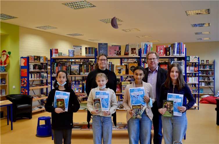 Hinten: Fachvorsitzende Barbara Küster und Schulleiter Marcus Wald. Vorne (v.l.n.r.) Klassensiegerinnen Hanna Gerdewal (6c), Sofia Safreider (6d) Schulsiegerin Christina Bocksberger (6a) und Klassensiegerin Lorena Krasniqi. Foto: Philipp Meine