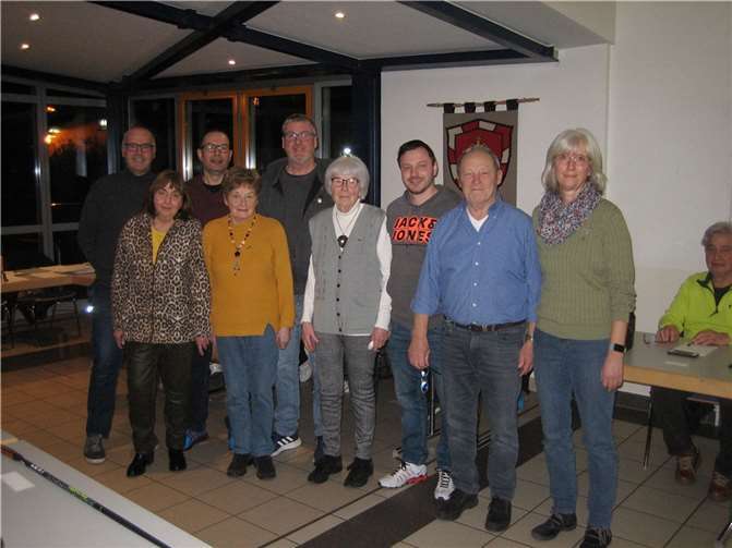 Ehrennadeln in Vielfalt: Auszeichnungen quer durch die Verbände Hinten :Hans Gutschmidt, Markus Gundert, Frank Dausner und vorne: Brigitte Ahlhorn, Gretel Kreis, Marlene Braunschädel, Marco Stahl, Vorsitzender Josef Bartz sowie Heike Ledosquet. Quellen: TV Bassenheim