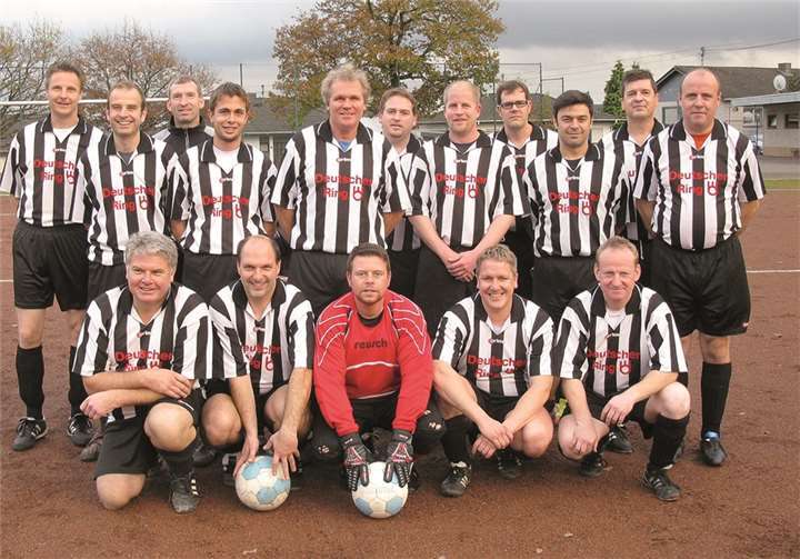 (Hinten) Olaf Keller, Markus Hoffmann, Jürgen Lück, Olaf Gärtner, Jürgen Huth, Lalas, Rene Strunk, Stefan Umbscheiden, Danijel Ramljak, Uli Simon, Werner Müller und (vorne) Bernd Kambeck, Sascha Neitzert, Sascha Freitag, Thomas Zickenheiner sowie Werner Müller von den Alten Herren aus Ellingen.privat