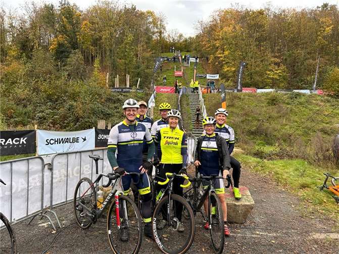 Hinten: Philipp Specht, Michael Meurer und Fergus Neher sowie vorne: René Birnbaum, Simone Neher und Annkristin Behrendt. Foto: privat