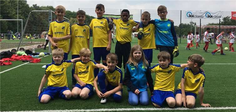 Hinten: Rouven, Benjamin, David, Jeff, Luis und Neo, Vorne: Theo, Jonas, Tamino, Marlene, Bastian und Zuma. privat