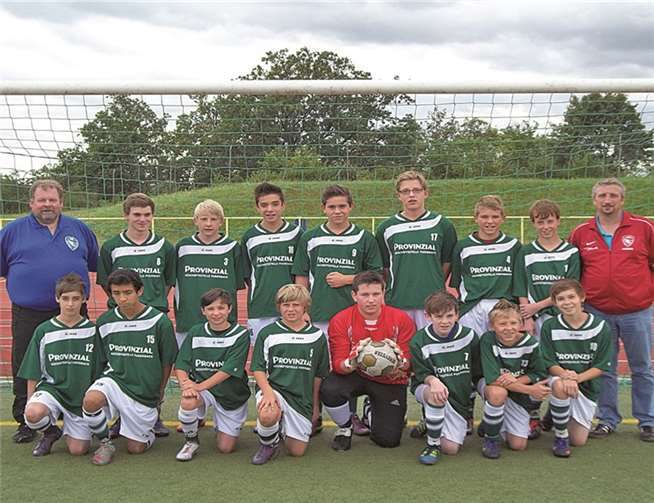 (Hinten) Trainer Oliver Thul, Dario Seiffge, Clemens Thul, Miguel Garcia Cubero, Daniel Stach, Jan Fries, Jonas Schmidt, Robin Adams, Trainer Alexander Pölke (Vorne) Pascal Florin, Mathias Palmen, Filip Fries, Eddie Horn, Max Müller, Tim Buchholz, Patrik Bernhard, Sören Ramseger, es fehlen: David Frorath, Dennis Kolesnikov, Leon Scheiderer, Justus Pölke, Lukas Puderbach.  Privat