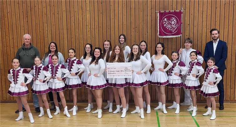 Hinten l. Vorstand Jürgen Bäcker und Katja Wallner, in der Mitte „Hätzblättche“, hinten r. Jörn Küster KSK Köln. Foto: privat