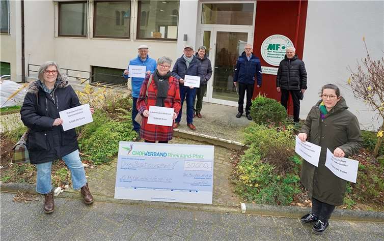 Hinten stehend: Verbands-Schatzmeister Franz-Jürgen Mörs (li.) übergab 30.000 Euro an den Vorsitzenden das KCV Ahrweiler, Günther Nerger (re.) für betroffene Chöre im Ahrtal. Je 5.000 Euro erhielten: (Vorne li.) die Cäcilienchöre Heimersheim, Vorsitzende Ruth Kantorek; der Liederkranz Ahrbrück, Vorsitzende Rita Löhndorf; stellvertretend für die Schulchöre der GS in Bad Neuenahr und Ahrweiler, Rektorin Ursula Bell. Dahinter stehend, v.l.: Vorsitzender des MGV Ahrweiler, Winfried Ley; für den MFC Bad Neuenahr die Vorstandsmitglieder Hans Creuzberg und Helga Sonntag. Ein weiterer Betrag – hier nicht im Bild – ging an den MGV 1880 Rheinland nach Trier-Ehrang an die Mosel. Foto: Klaus Geck.