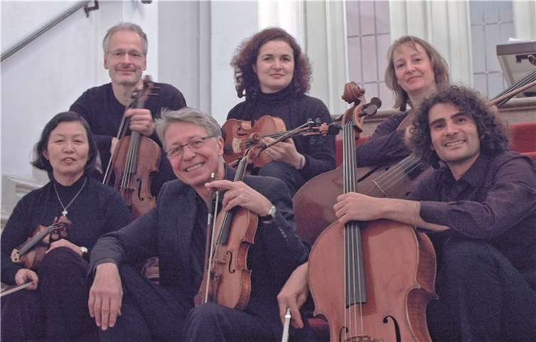 (Hinten v. l.): Jan Förster und Irene Baiter (Viola), Bettina Hagedorn (Violoncello); (vorne v. l.): Mariko Nishizaki und Ernst Triner (Violine), Yoël Cantori (Violoncello).Privat