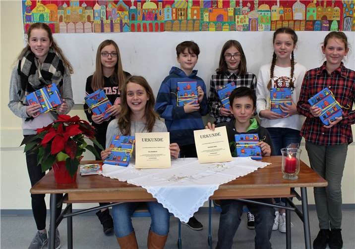 Hinten (v. l. n. r.): Nele Mertes (6a), Jill Oster (6d), Janis Vanzetta (6f), Leah Berg (6c), Caroline Kun (6b), Emma Gödert (6c), Vorne: Pia Knobloch (6g), Giuliano Lipus (6f). Anne Hoffmann