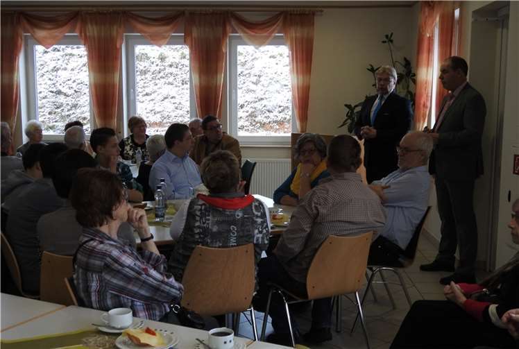 Hinten v. li.: zweiter Kreisbeigeordneter Rolf Schäfer und Ortsbürgermeister Walter Hain während des Neujahrsempfanges der Ortsgemeinde Wolken.Privat