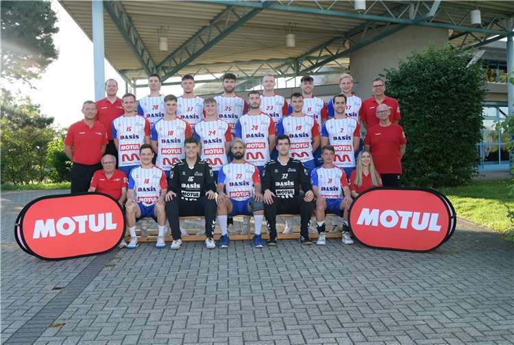 Hinten v.l.: Co-Trainer Christoph Räder, Danilo Barazur, Peter Mittmann, Philipp Schwenzer, David Lütkemeyer, Hendrik Bauer, Martin Langen, Betreuer Udo Stromberg,Mitte v.l.: Trainer Hilmar Bjarnason, Marco Lebernegg, Moritz Eis, Jonas Brüggemann, Marvin Klaes, Tim Hemmerle, Jan Hommen, Betreuer Bernhard Langen.Vorne v.L.: Betreuer Josef Nickenich, Markus Häring, Hendrik Stromberg, Oussama Lajnef, Yannik Stromberg, Alexander Backes, Physio Sophie Maurer. Foto: Bernd Hunder