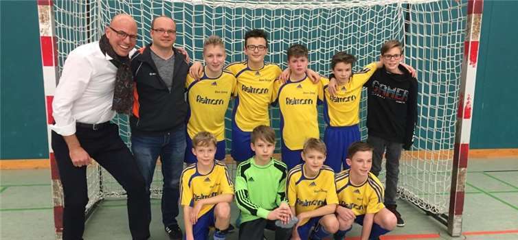 (Hinten, v.l.:) Co-Trainer Marc Wagner, Trainer Jens Brehm, Felix Zepp, Lukas Haas, Moritz Wagner, Benjamin Elsner, Jonas Frömbgen, (vorne, v.l.:) Marco Brehm, Julian Gypser, Julien Müller und Lukas Pförtner. Foto: privat