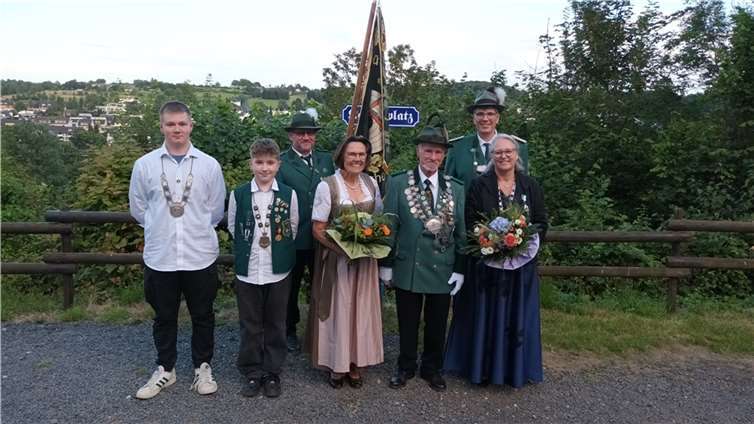 Hinten v.l.: Fähnrich Peter Ens, Brudermeister Wilhelm Langen. Vorne v.l.: Lukas Richter, Tim Ippendorf, Fähnrich Peter Ens, Mechthild Wolber, Klaus Wolber, Karin Löllgen. Foto: StSebNB