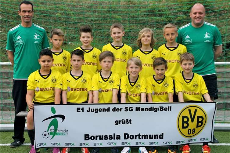 Hinten v.l.: Finn Müller, Lukas Lempertz, Paul Frey, Melvin Roll, Andreas Makarski; vorne v.l.: Karim Boujabza, Dennis Nonn, Jan Bohlen, Tim Idczak, Thorwald Effertz, Tobias Emmerichs, Trainer Olaf Idczak (l.) und TrainerVolker Bohlen (r.)