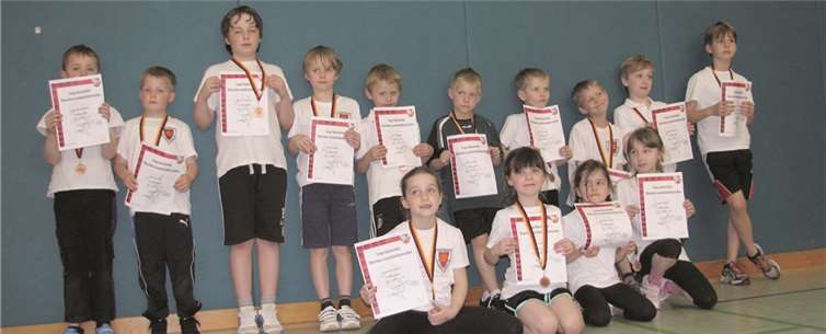 (Hinten v.l.) Fynn Gidaszewski, Adrian Preis, Moritz Fabritius, Falk Brenner, Tim Zilligen, Jonas Söller, Leon Theisen, Christian Schmitt, Hendrik Maurer, Jonathan Rösgen, (Vorne v.l.) Laura Montebello, Hanna Kreusch, Marlene Groß, Anjali Riedel.  Privat