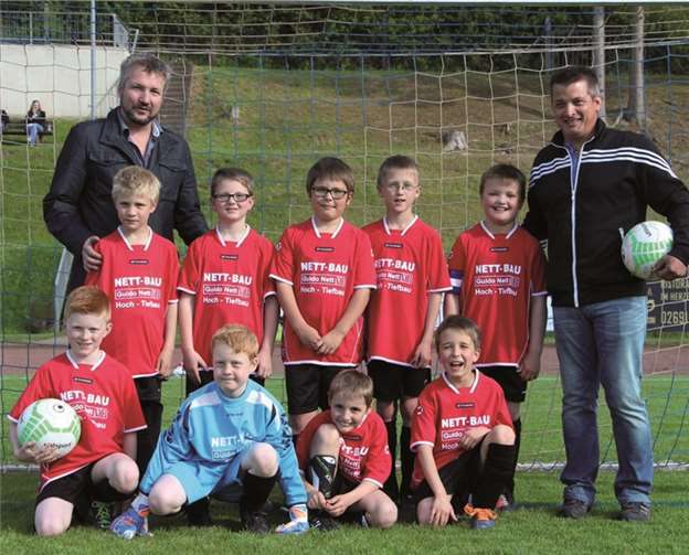 Hinten v.l.: Guido Nett (Sponsor), Cedric Thiesen, Jonas Feldmann, Benedikt Cläsgens, Felix Stratmann, Paul Schmitten, Guido Schmitten (Trainer); vorne v.l.: Laurien Thelen, Jonas Seydlitz, Timo Kraus, Meik Pawlarowski; es fehlen: Simon Lethert, Maximilian Müller.privat