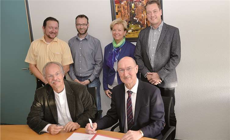 (Hinten v.l.) Helmut Schanz und Christian Henke (beide BBS des Landkreises AW), Inge Bitzer (Koordinierungsstelle Schulen an der Hochschule Koblenz), Prof. Dr. Robert Pandorf (Dekan Fachbereich Ingenieurwesen). (Vorne v.l.) Prof. Dr. Kristian Bosselmann-Cyran (Präsident der Hochschule Koblenz) und Oberstudiendirektor Hans-Werner Rieck (Schulleiter BBS des Landkreises AW). Privat