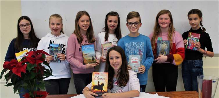 Hinten (v.l.): Kim Anetsberger, (6b), Maja-Jolie Reis (6h), Kim Bauer (6g), Victoria Hammes (6c), Luca Jahnen (6d), Jennifer Walter (6e), Vanessa Berenz (6a), vorne: Greta Konzen (6f).Anne Strehlow