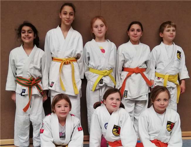 Hinten v.l.: Melek Kaplan, Hilal Akti, Antonia Günster, Elvin Cinar, Maxi Hecker. Vorne v.l.: Lotta Nengelken, Lia Limbacher, Laura Limbacher.Foto: privat