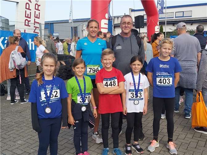 Hinten vl. Monika Kracke und Harald Kohlhaas. Vorne v.l. Alisa Dück, Ida Bosse, Ole Bosse, Laura Schochenmaier und Sofie Hartmann. Quelle: SV Urmitz