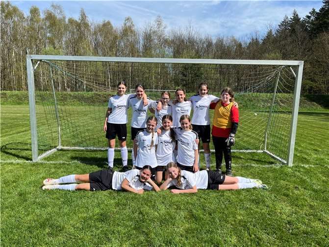 Hinten (v.l.): Salome Seibel, Lotta Pinhammer, Allegra Montenegro-Hermandes, Laurena Haxhija, Alina Heckmann; Mitte (v.l.n.r.): Nena Kahler, Julia Göbel, Ella Blum; liegend (v.l.): Fenja Plange, Beeke Rensmeyer  Foto: MSG Rengsdorf