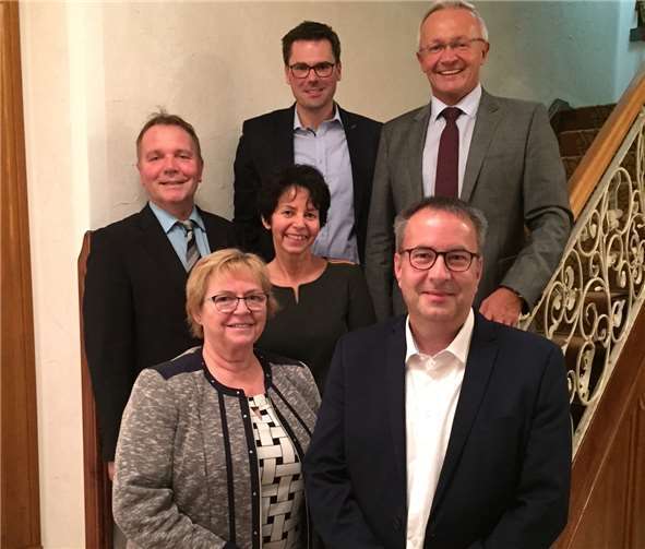 Hinten v.l.: Stadtbürgermeister von Dierdorf Thomas Vis, CDU-Vorsitzender Markus Wagner und Landrat Achicm Hallerbach. Vorne v.l.: Kanditatin Hella Holschba, VG-Beigeordnete Martina Jungbluth und Kandidat Hans-Dieter Spohr.privat