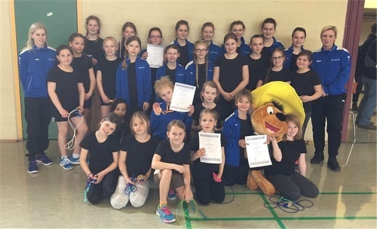 Hinten v.l. Trainerin Melina Linn, Louisa Krechel, Alina Kaap, Daria Litunowski, Vanessa Dosch, Angela Klein, Katharina Hasbach, Lara Galic, Elaine Mösle, Lea Heinemann, Isabella Räder, Lena Holz, Annika Linn, Jeannine Rockenfeller, Celine Hauert, Louisa Karls, Lara Hauert, Lena Christmann, Maren Kesselheim, Trainerin Claudia Jost; Vorne v.l. Annika Oost, Christina Leubner, Julia Kesselheim, Melina Jost, Marissa Meinhart, Lara Mechenich, Joline Hauschild, Gianna Kaap, Maskottchen Speedy und Leonie Runkel.privat