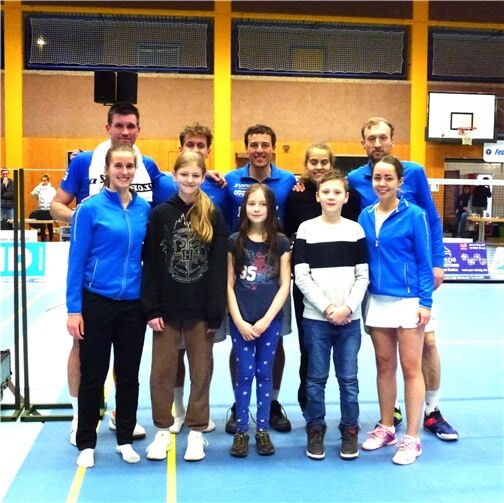Hinten v.li: Max Stage, Leo Johnson, Thilo Mund, Antonia Remakulus; vorne: Nina Becker und Sarah Pinnen. In der Mitte: Charlotte Haevescher (U12), Svenja Gebhardt (U11) und Robin Becker (U11), die die Mini-Cup-Serie im Rheinland jeweils als erste beendeten.  Quelle: BCR