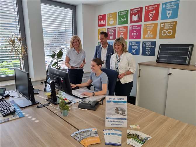 Hinten v.li. Referatsleitung Klima & Energie Nicole Jobelius-Schausten, Werkleiter Dirk Barbye, Landrätin Anke Beilstein, vorne Klimaschutzmanagerin Stella-Marie Benz. Quelle: Kreis Cochem-Zell