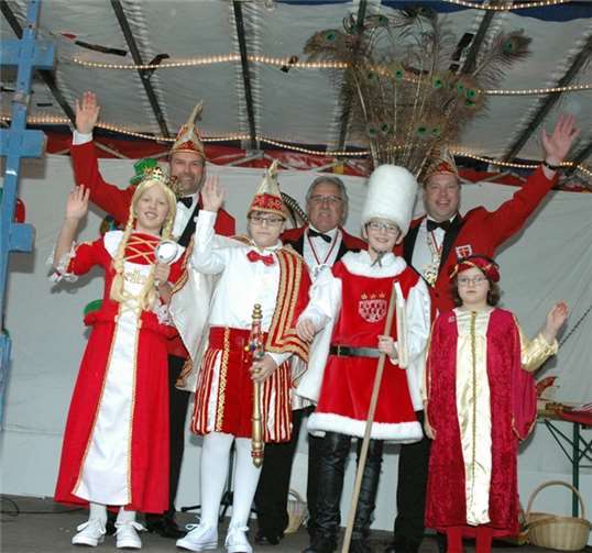 Hinten v.li. Sitzungspräsident Rainer Metzen, Ortsbürgermeister Hans-Josef Weber, Vorsitzender Michael Pauly, vorne Luca (Pauly), Prinz Leon (Paaß), Bauer Tim (Radermacher), Lena Paaß.