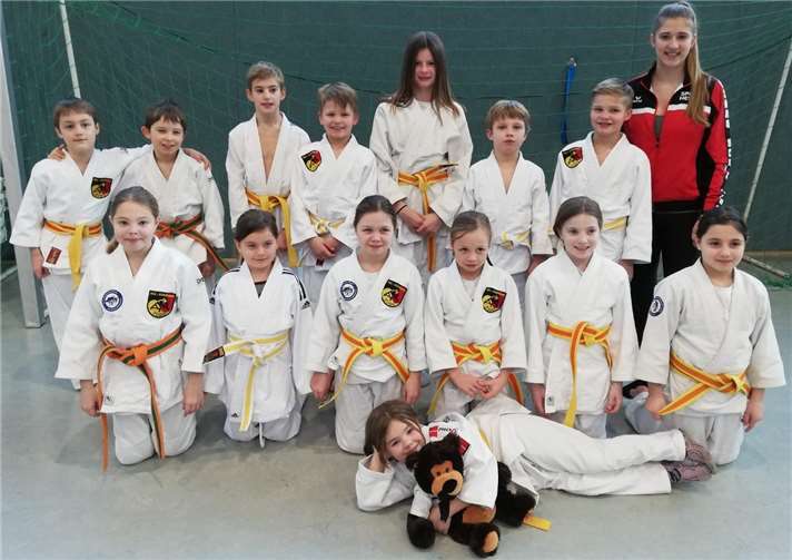 Hinten v.li.n.re.: Paul Müller, Livius Köhler, Alex Schäfer, Dominik Püschel, Caroline Uhl, Maxi Hecker, Dennis Püschel, Trainerin Laura Klein. Vorne v.li.n.re.: Ronja Nengelken, Liv Schmitt, Lia Limbacher, Laura Limbacher, Enya Carty, Elvin Cinar. Ganz vorne: Lotta Nengelken. Fotos: privat