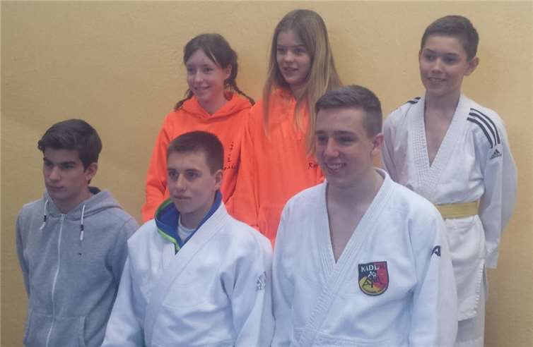 Hinten v.li.n.re. Sophie Berger, Ronja Soldan, Julian Döpfer. Vorne v.li.n.re. Leon Schramm, Jonas Burth, Jonas Klein.