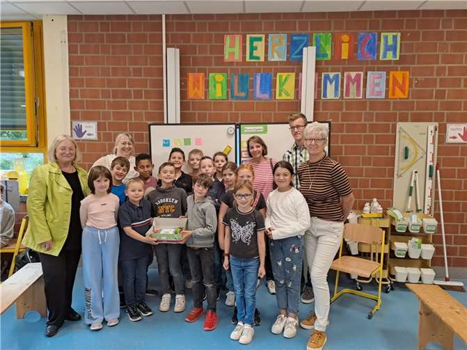 Hinten v.l.n.r: Renate Pepper (Vorsitzende der AWO Linz) , Frau Jungbluth ( stellvertretende Schulleiterin ), Frau Boerger (Cafitz ), Florian Augst (Mitglied der AWO Linz) , Silvia Seitz (Kassiererin der AWO Linz)  Foto: Florian Augst