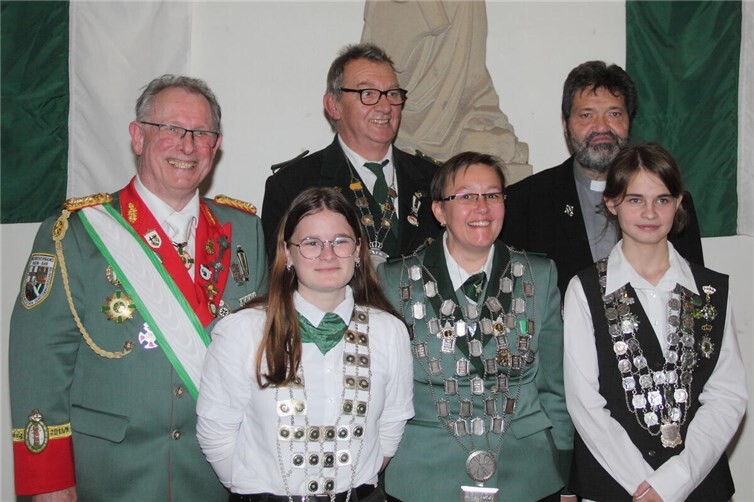 Hinten v.l.n.r: Sigi Belz, Josef Laux, Frank Werner. Vorne v.l.n.r.: Lara Hengsberg, Patricia Busa, Emely Schrade.  Foto: Johann Kappl