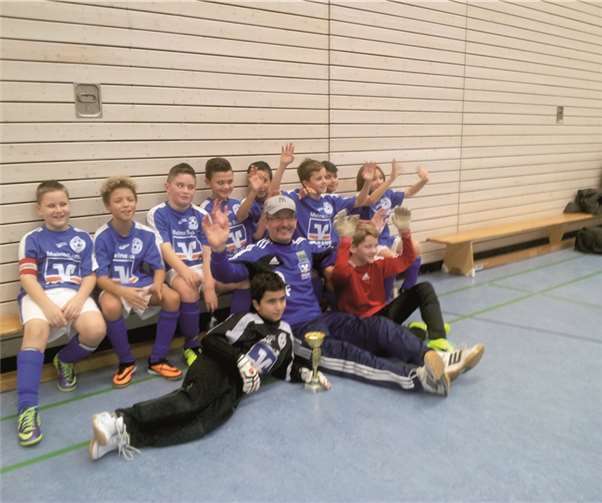 (Hinten von links) D. Fefler, S.Bergen/Rodrigues, T.Schönhals, V.Ahmetaj, B.Kök, R.Bekiri, I.Singec und N.Butz sowie (vorne von links) A.Khalil, D.Finkler und F.Gräf konnten den Turniersieg bejubeln. privat