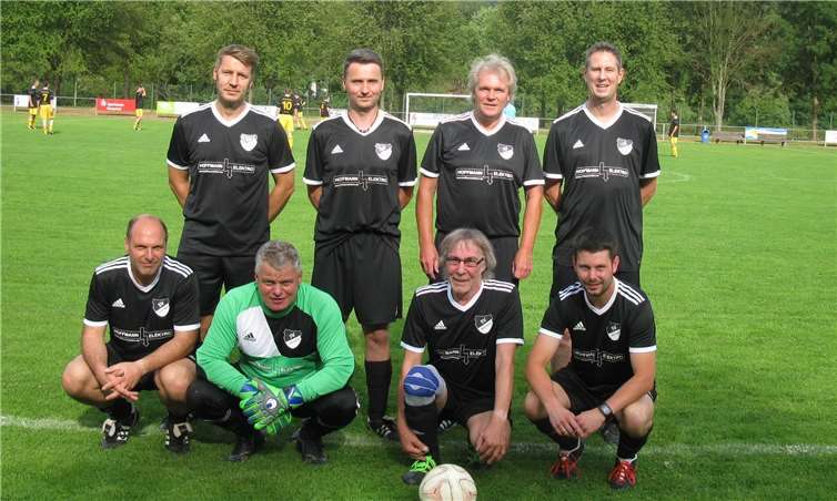 Hinten von links: Kai Flade, Thorsten Kramer, Jürgen Huth, Daniel Prassel. Vorne von links: Sascha Neitzert, Achim Rämer, Herbert Klein, Matthi Michels. Foto: Verein