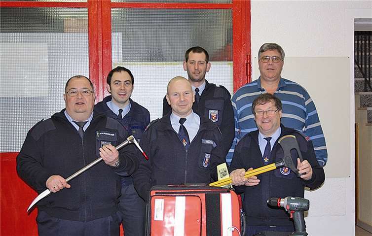 Hinten von links: Tobias Schaarschmidt (stellv. Wehrleiter der VG Linz), Andreas Jesberger (stellv. Wehrführer Feuerwehr Kasbach), Herbert Wester (Kassierer Förderverein Feuerwehr Kasbach) und Vorne von links: Martin Schlagenhaufer (Kassierer Feuerwehr Kasbach), Berthold Bäcker (Wehrführer Feuerwehr Kasbach) sowie Ernst Börder (1. Vorsitzender Förderverein Feuerwehr Kasbach) bei der Übergabe. Privat