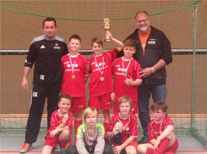 Hinten von links: Trainer Gerrit Kanowski, Marten Aretz, Kapitän Tim Schneider, Nolan Beckers, Trainer Berthold Josten; vorne von links: Endrit Thaqi, Lara Raupach, Marvin Fussel, Maximilian Gärtner.privat