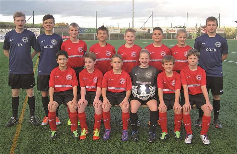 (Hinten von links) Trainer Markus Weidung, Assistenztrainer Sven Stock, Spielführer Julien Richard, Pascal Horst, Simon Ney, Yannik Steuer, Carolin Becker und Assistenztrainer Alexander Dück sowie (vorne von links)Matthias Kries, Luca van Doornick, Janis Reutelsterz, Sophie Ney, Felix Leber und Maximilian Krechel.privat