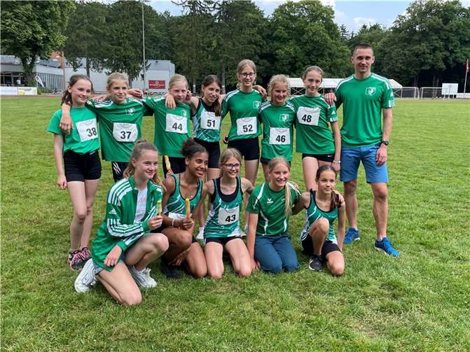 Hinten von links nach rechts: Hailey Adeneuer, Lia Castillo Buchner, Greta Dreyer, Isabella Abranches, Johanna Schöne, Hannah Roth, Emma Glössner, Timm Ody (Trainer). Vorne von links nach rechts: Luisa Wild, Esperanza Bueli-Maney, Antonie Sellmeier, Hannah Elfie Kaden, Johanna Spätgens. Foto: privat