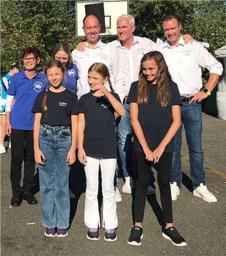 Hinten von links nach rechts: Helga Bensberg, Franziska Jaeger Jungfrau Rolexa (Marc Müller), Prinz Gregor (Zörn), Bauer Stefan (Schaaf). Vorne von links nach rechts Jungfrau Miroslava (Gusser), Prinzessin Viktoria (Klett), Bäuerin Elisa (Köhn). Foto: privat